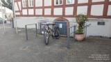 Usingen - Rathaus (Nordseite zur Wilhelmjstrae hin)  - unberdachte Fahrradstellpltze, Zustand 2023-06-17