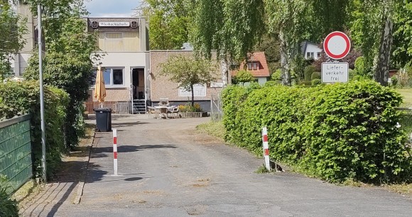 Wehrheim-Pfaffenwiesbach, Wiesbachhalle: Zufahrt zu Fahrradstellpltzen verboten, Zustand 2023-05-14