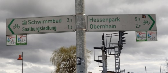 Rund um Wehrheim > Fahrradwegweisung am Bahnhof mit Rundrouten-Einhngen