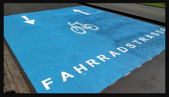 Wegzustand Weinbergsweg (Bad Homburg), Flchenmarkierung zu Beginn/Ende einer Fahrradstrae