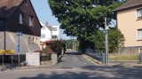 Neu-Anspach, Ortsteil Hausen-Arnsbach: Am Sportfeld von der Hauptkreuzung aus: Zustand 2023-07-09