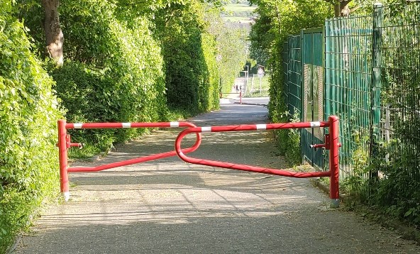 Wehrheim, Rodheimer Strae: Wilde Farbmarkierungen