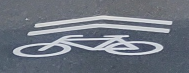 Symbolbild Fahrradsymbol mit Fahrtrichtung-Doppelpfeil auf der Fahrbahn