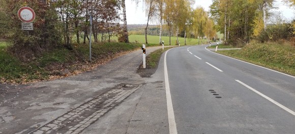 Radweg L3270 Eschbach - Michelbach - hier: nach der Kuppe Richtung Michelbach - sehr schmaler Weg