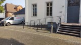 Usingen - Hugenottenkirche am Marktplatz (Rckseite) - unberdachte Fahrradstellpltze, Zustand 2023-06-17