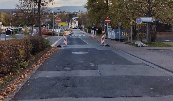 Dooring-Problem mit Fahrradsymbolen Usinger Straße