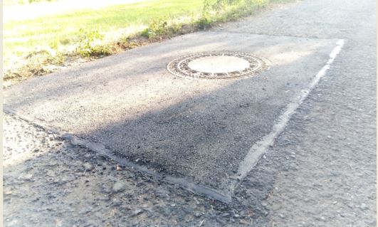 Kanaldeckel (mit Abschrgung) am Randweg Schleichenbach I