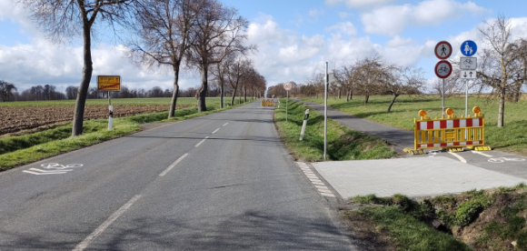 Wehrheim-Oberloh: Strassensperrung am Ortsausgang Wehrheim (seitlicher Feldweg)