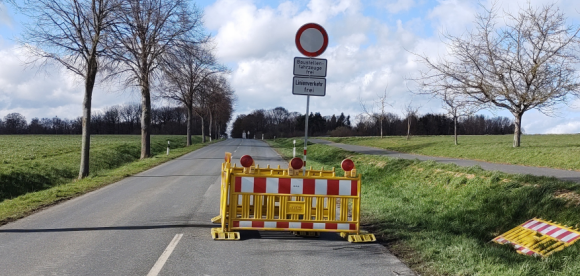 Wehrheim-Oberloh: Strassensperrung am Ortsausgang Wehrheim (Fahrbahn)