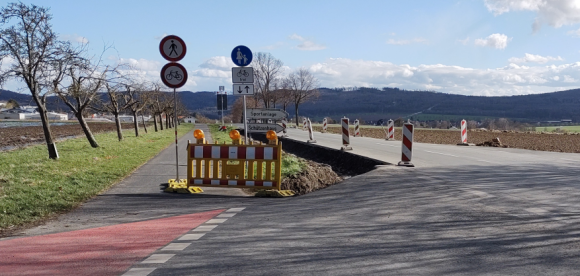 Wehrheim-Oberloh: Strassensperrung am Ortsausgang Wehrheim (Fahrbahn)