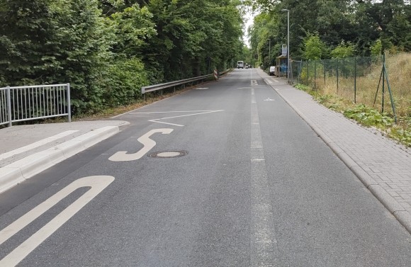 Zustand 2022-07-11, weitgehend verblasste Fahrradstreifen-Markierungen