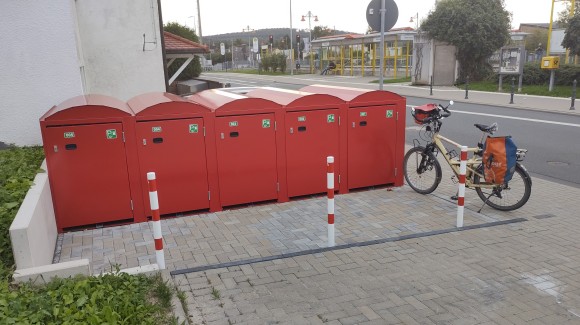 Wehrheim-Bahnhof, neue Fahrradboxen, Zustand 2023-08-30