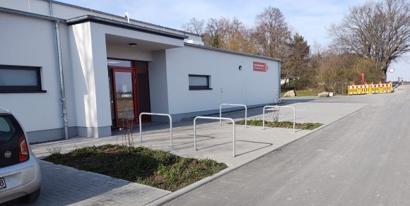 Wehrheim, Sportplatz Oberloh, Stellpltze im Eingangsbereich, Zustand 2023-04-04