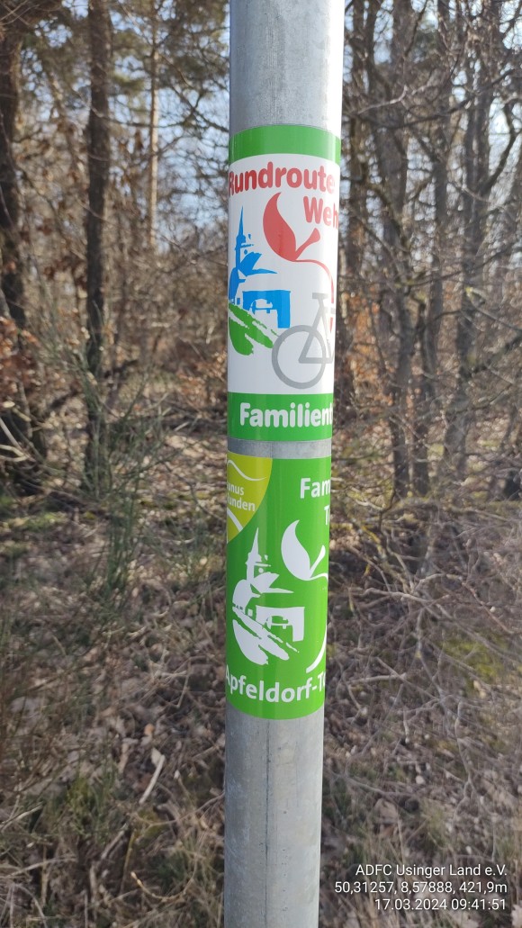 Rund um Wehrheim > aufgeklebte Fahrradwegweisung