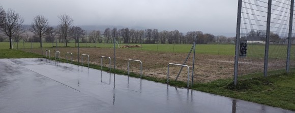 Wehrheim, Sportplatz Am Joseph, Sportplatzabtrennungen im Fahrradbgel-Stil, Zustand 2023-03-12