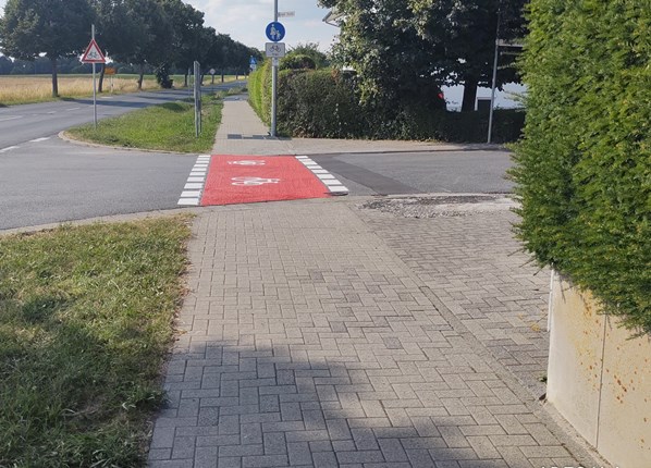 Wegzustand Radweg Wehrheim-Usingen, Einmndung Johann-Gutenberg-Strae