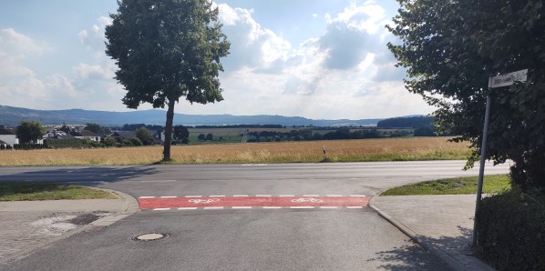 Wegzustand Radweg Wehrheim-Usingen, Einmndung Johann-Gutenberg-Strae