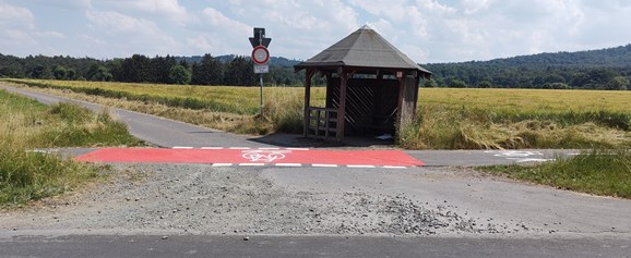 Wegzustand Radweg Wehrheim-Obernhain, Hhe Kellerhof (Markierung, Warnschild, Sperrung)