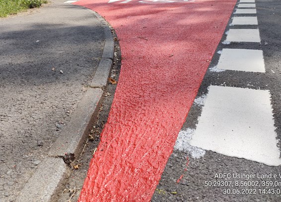 Wegzustand Radweg Wehrheim-Obernhain, Hhe Pfarrmhle (Markierung, Kante)