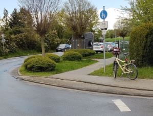 Auffahrt vom Kreisel auf den Brgersteig ber zwei Bordsteinkanten