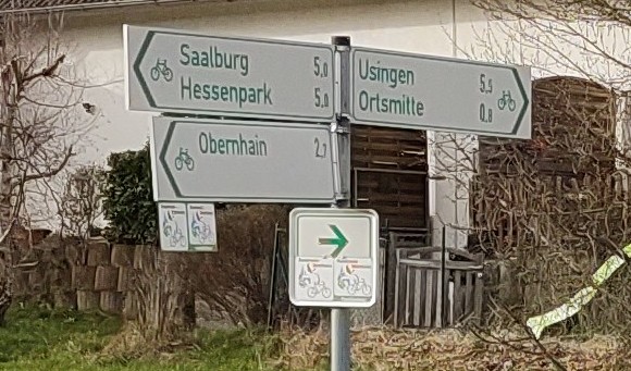 Rund um Wehrheim > aufgeklebte Fahrradwegweisung